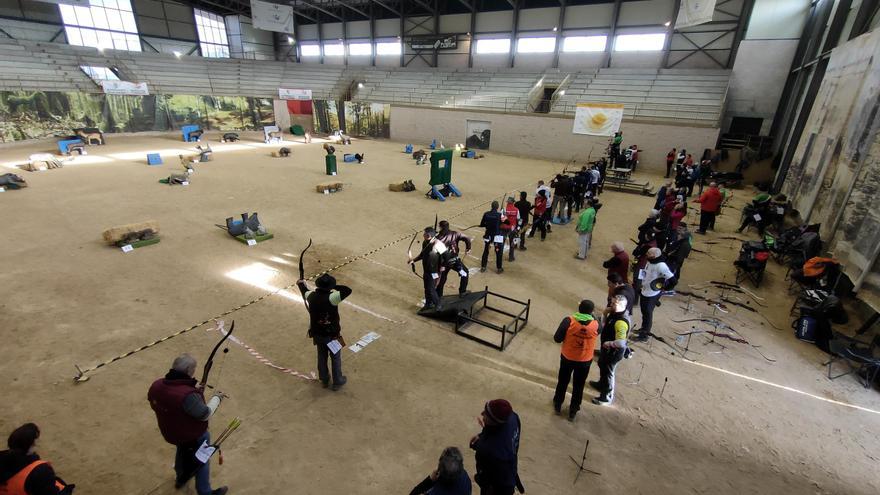 55 arqueros disputan el regional de tiro con arco 3D Indoor en La Albuera