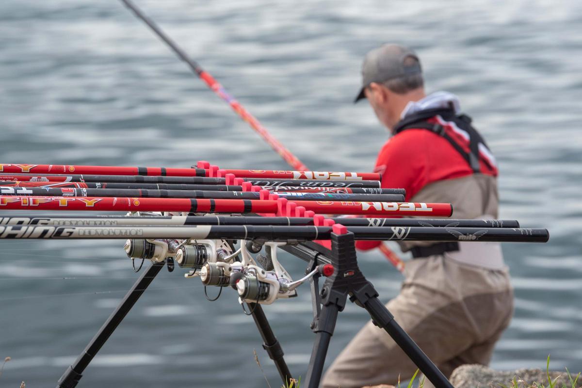 Competición de pesca en el dique de abrigo