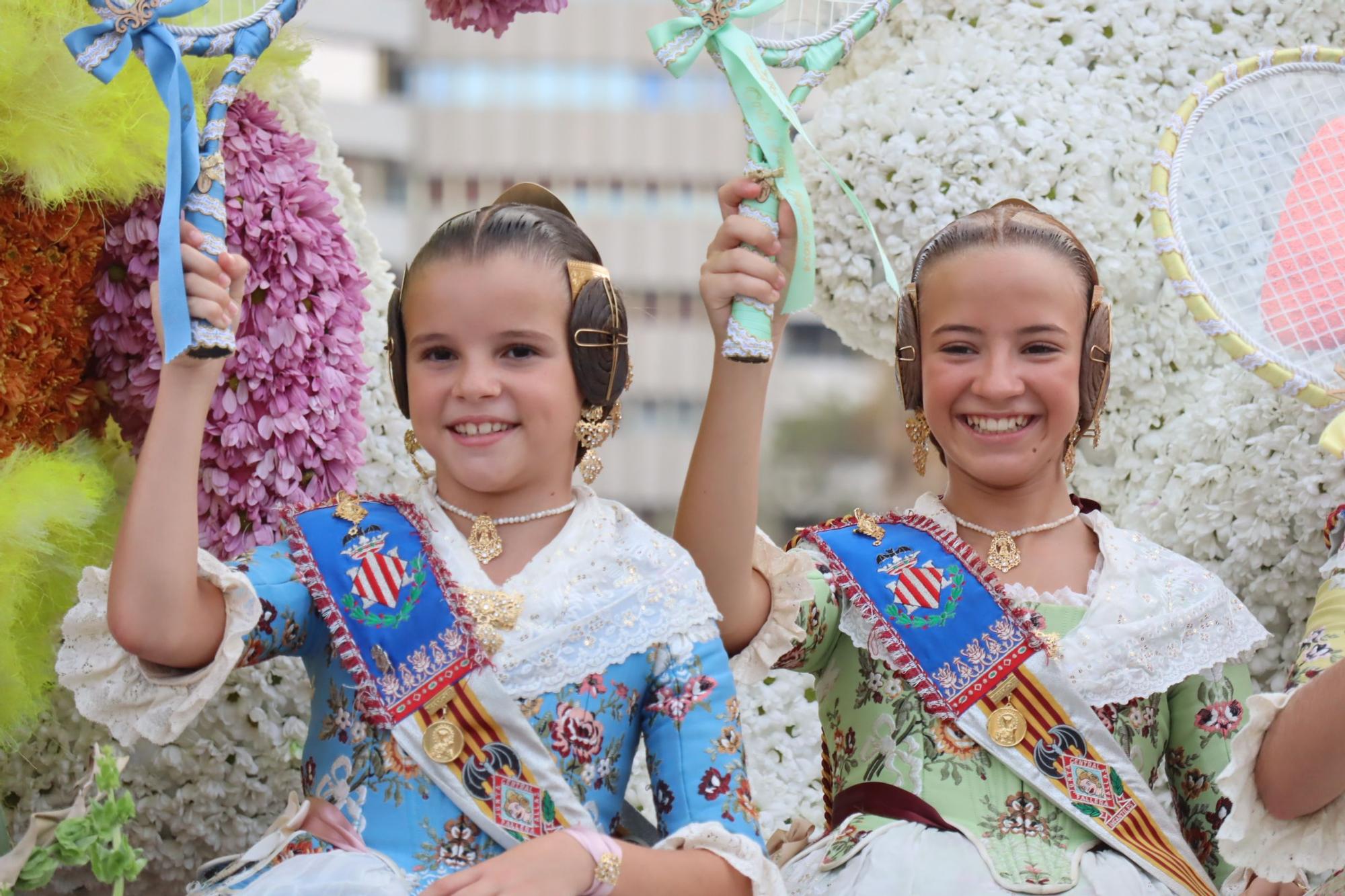 Los ciclos falleros de 2023 y 2024 se unen en la Batalla de Flores