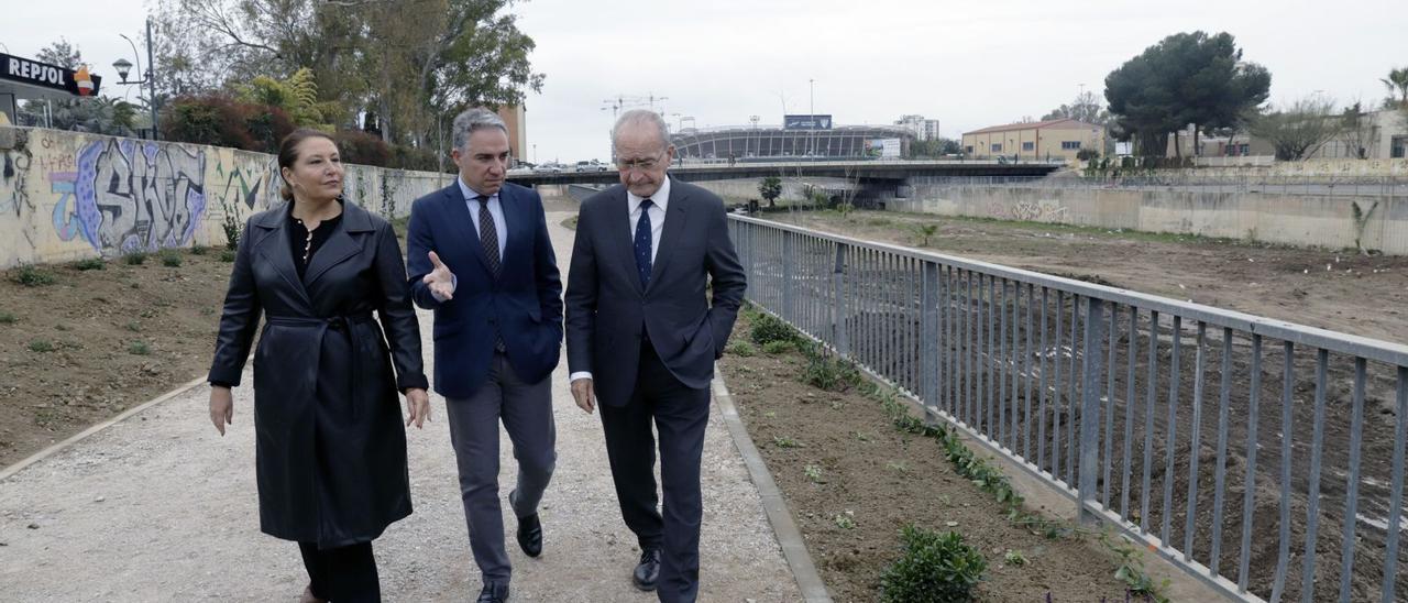 La consejera de Desarrollo Sostenible, Carmen Crespo, el consejero de la Presidencia, Elías Bendodo, y el alcalde Francisco de la Torre en el Guadalmedina, el pasado marzo.