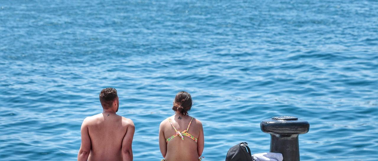 Una pareja se sienta frente al mar en la Zona de Charcos de Valleseco recién reformada.