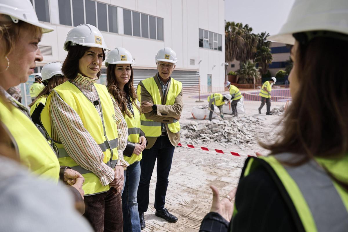 La alcaldesa Sanz junto a la ministra Morant, en la visita a las obras de la piscina de Benetússer.