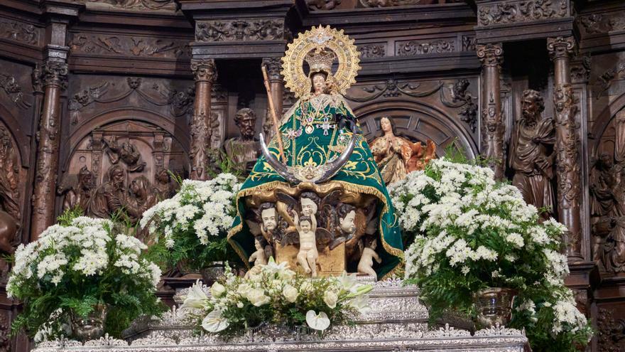 ¿Qué manto llevaba la Virgen el sábado, 23 de abril?