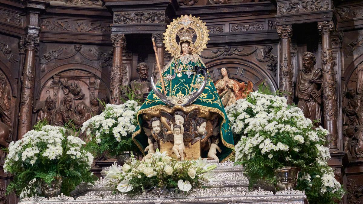 La Virgen con el manto verde.