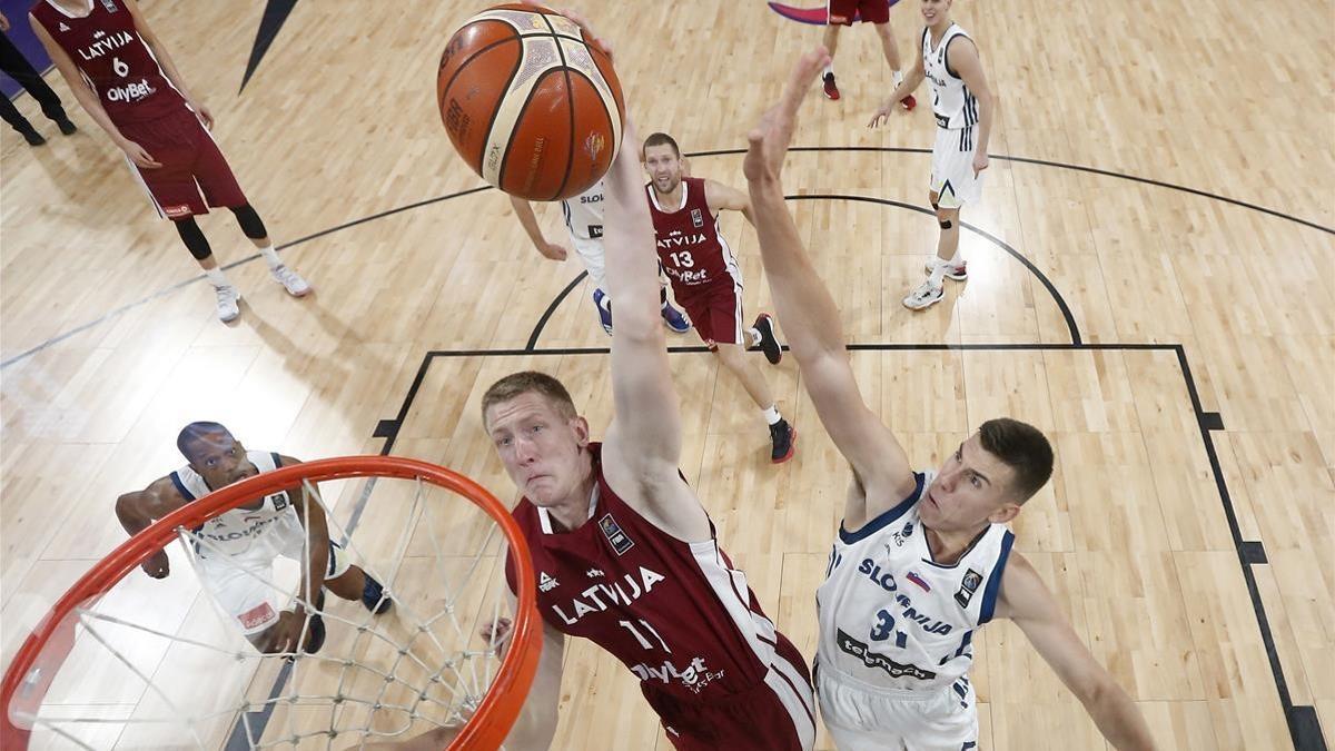 rpaniagua40082811 latvia s rolands smits  left  jumps to score a basket as slo170918182458