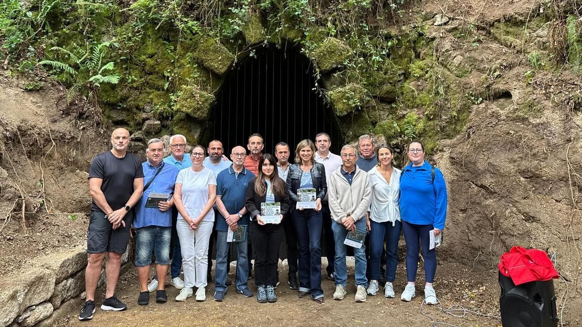 La alcaldesa de Ponteareas y la concejala de Urbanismo realizaron la ruta inaugural, que fue guiada por un experto. Ruta minera del Condado.