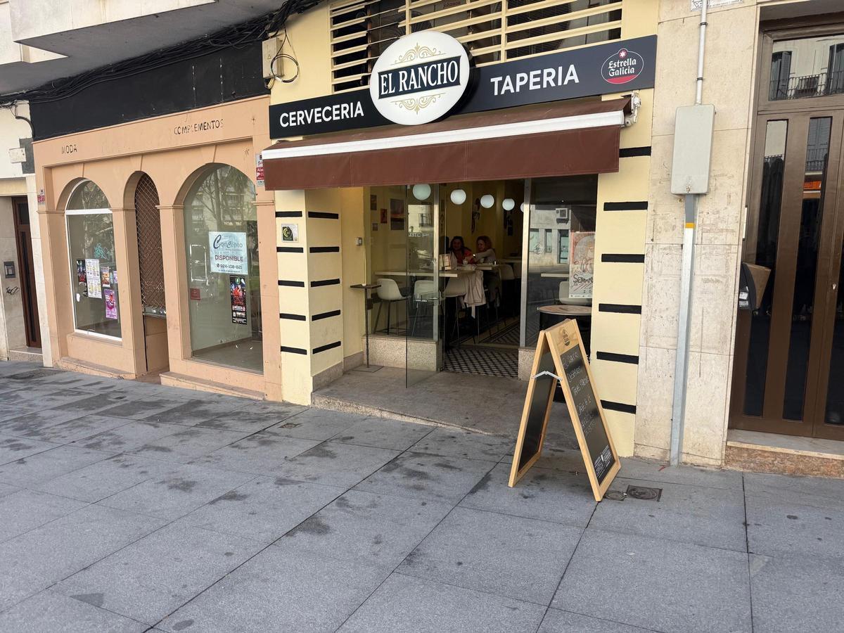 Fachada de El Rancho, el nuevo bar que acaba de abrir en la Puerta de la Villa de Mérida.