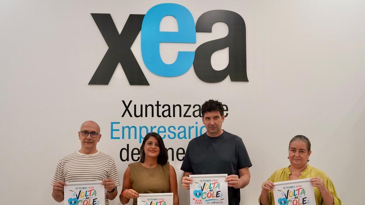 Membros de XEA presentando o cartel.