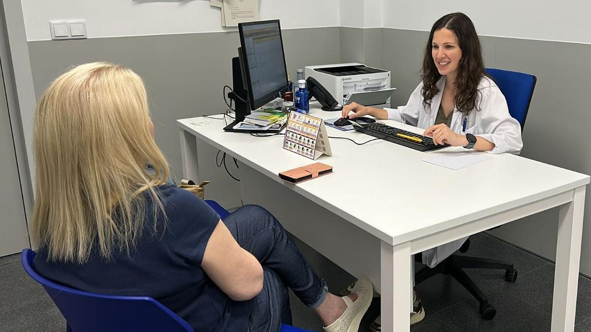 Médico y paciente en una consulta.