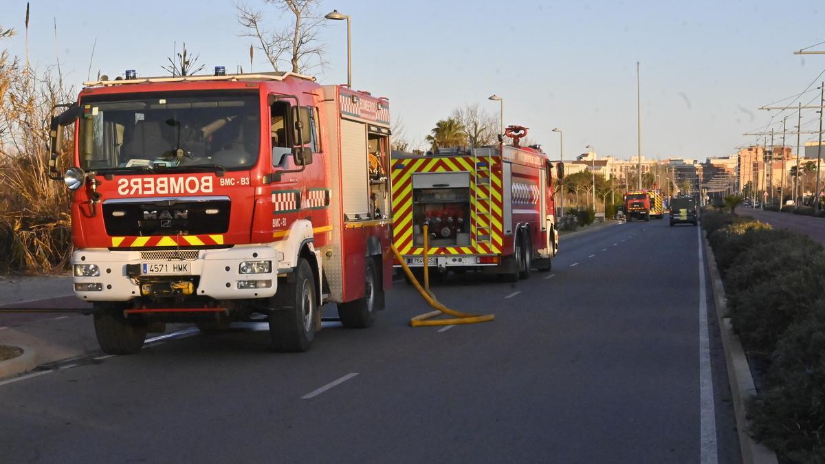 Camiones de bomberos en la extinción de un incendio la pasada semana.