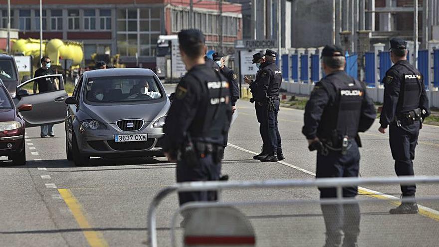 Policías en el acceso a la planta de Alu Ibérica de Avilés. // RICARDO SOLÍS