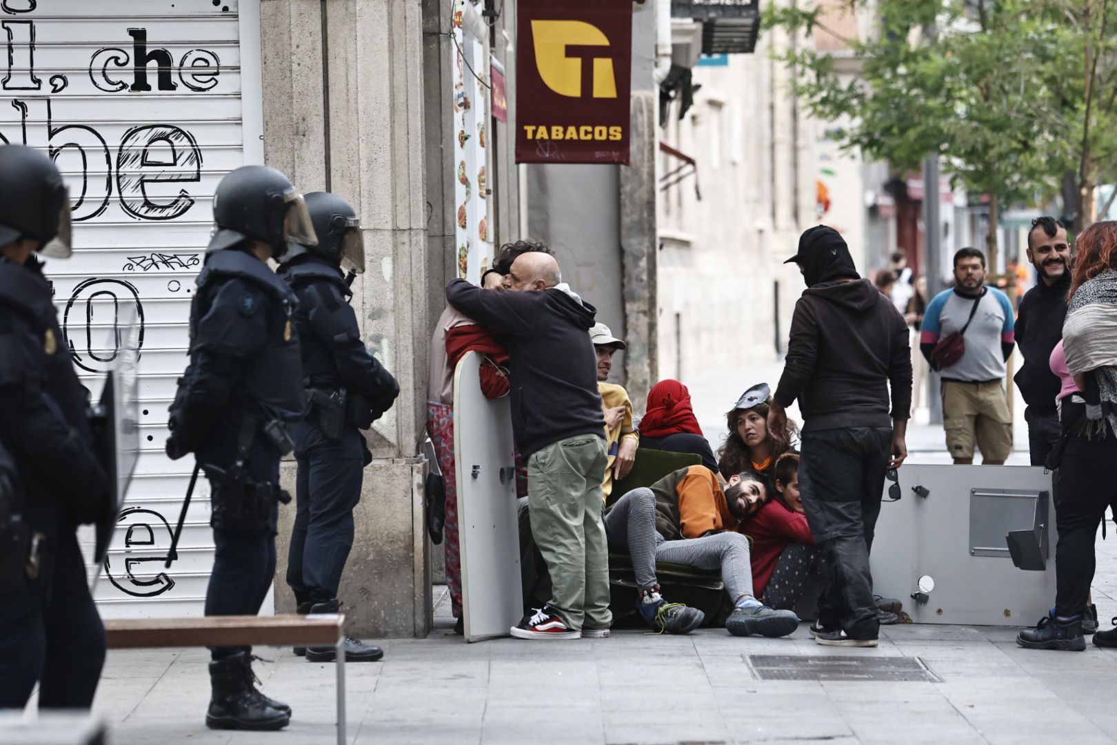 Fuerte presencia policial en el desalojo de un piso okupado en Ciutat Vella