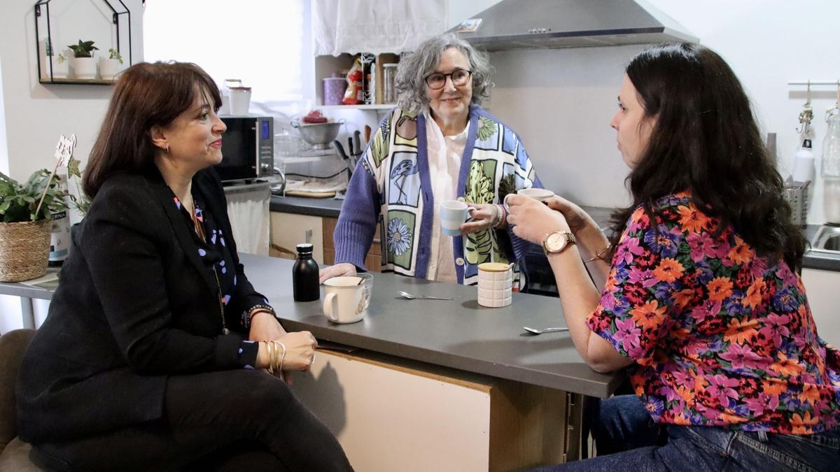 Tres de les sòcies de l'associació mantenen un cafè distès, que  en ocasions es fa en línia.