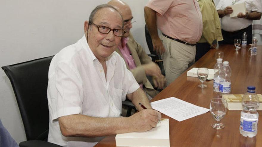 Virgilio Ruiz firmando un ejemplar de su libro.