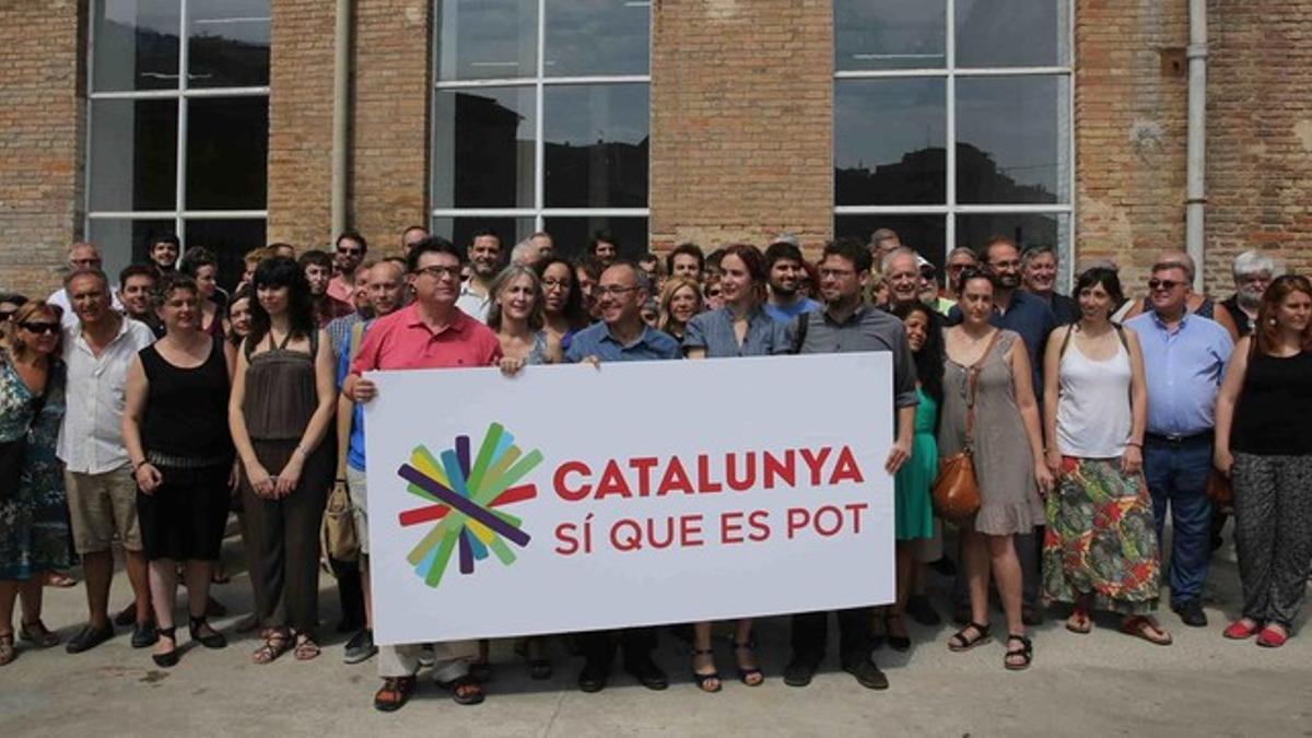 Los impulsores de la candidatura Catalunya sí que es pot para el 27-S, tras la pancarta con la marca.