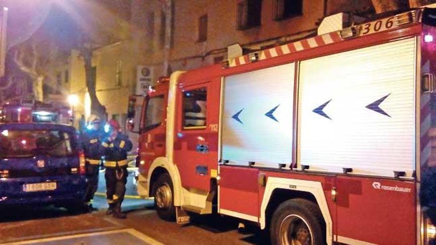 Un incendio destruye un taller mecánico en Sóller