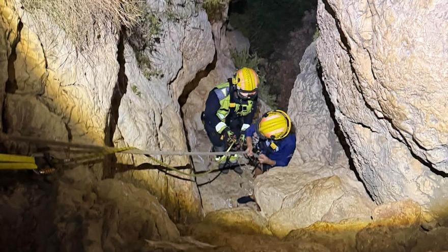 Rescatan en plena noche a 8 bañistas, entre ellos niños, que quedaron atrapados en la cala dels Testos de Benitatxell