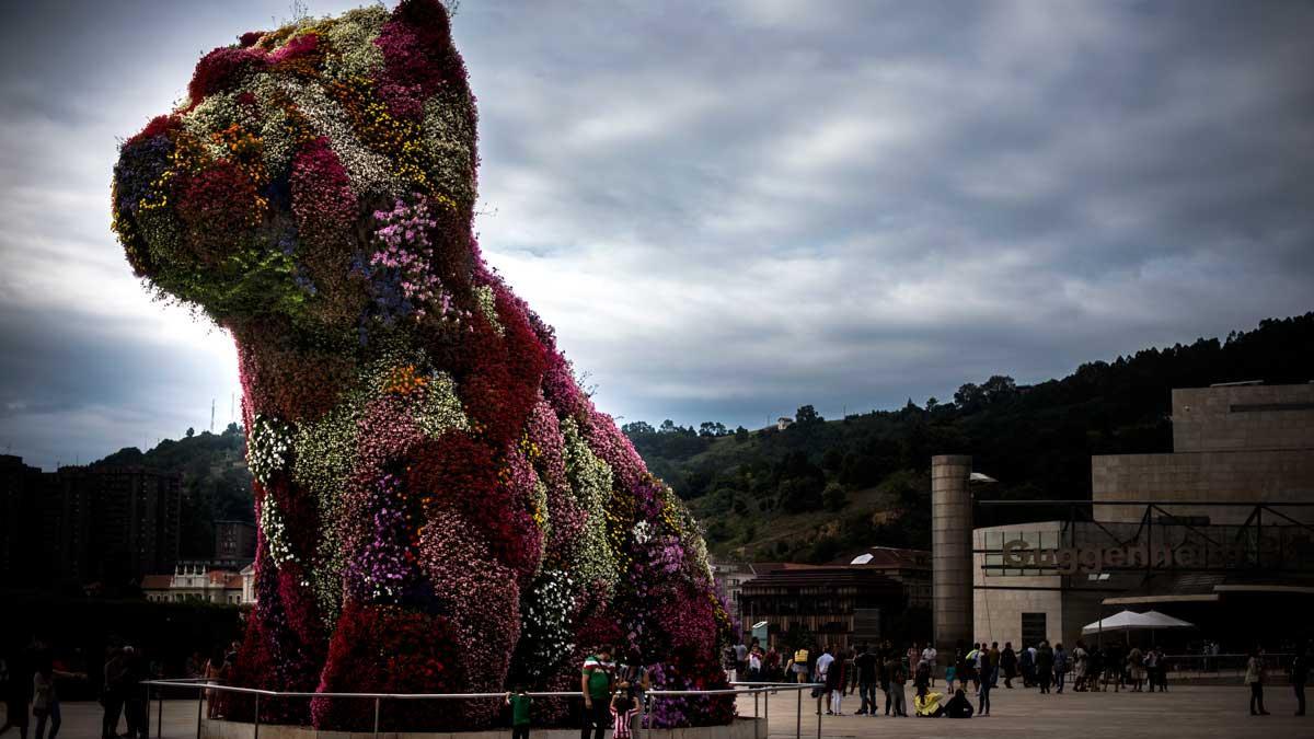 Puppy, el perro de flores del Guggenheim, cambia de decoración floral.