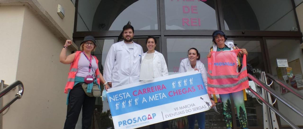 Elisabeth Dosil (izquierda) y Susana Iglesias (derecha), con trabajadores de Palas de Rei.  | // CEDIDA