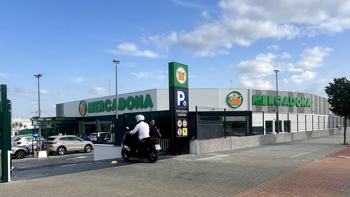 Nuevo supermercado Mercadona en la avenida de las Universidades en Dos Hermanas, en el nuevo barrio residencial de Entrenúcleos.