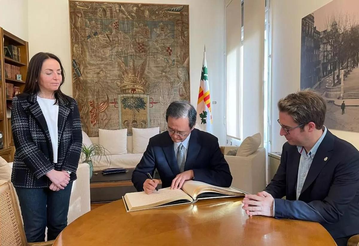 L'ambaixador signant en el Llibre d'Honor de l'Ajuntament de Figueres.