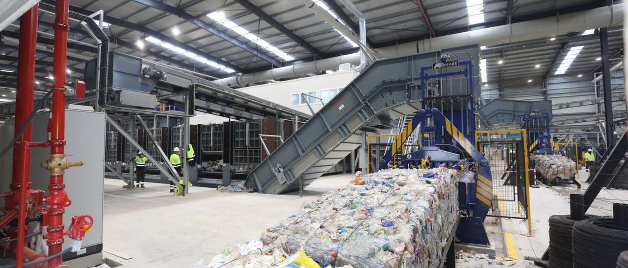 Paquetes de residuos recuperados en la nueva planta de triaje del vertedero de Ca na Putxa. | VICENT MARÍ