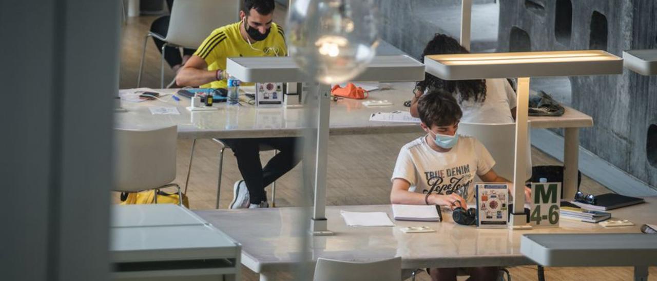 Un grupo de jóvenes estudian en la biblioteca del TEA.