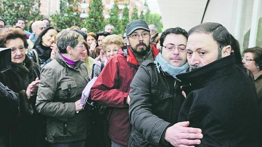 Indignación y lágrimas en la concentración de apoyo a Pepe el Ferreiro en Oviedo