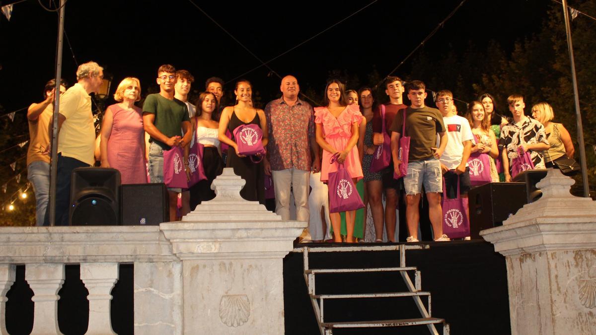 Foto de familia de autoridades y representantes de las Festes des Vermar.