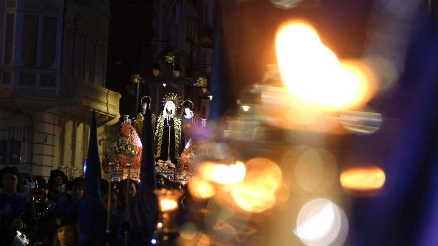 El viento obliga a recortar el itinerario de la procesión marraja de la Vera Cruz