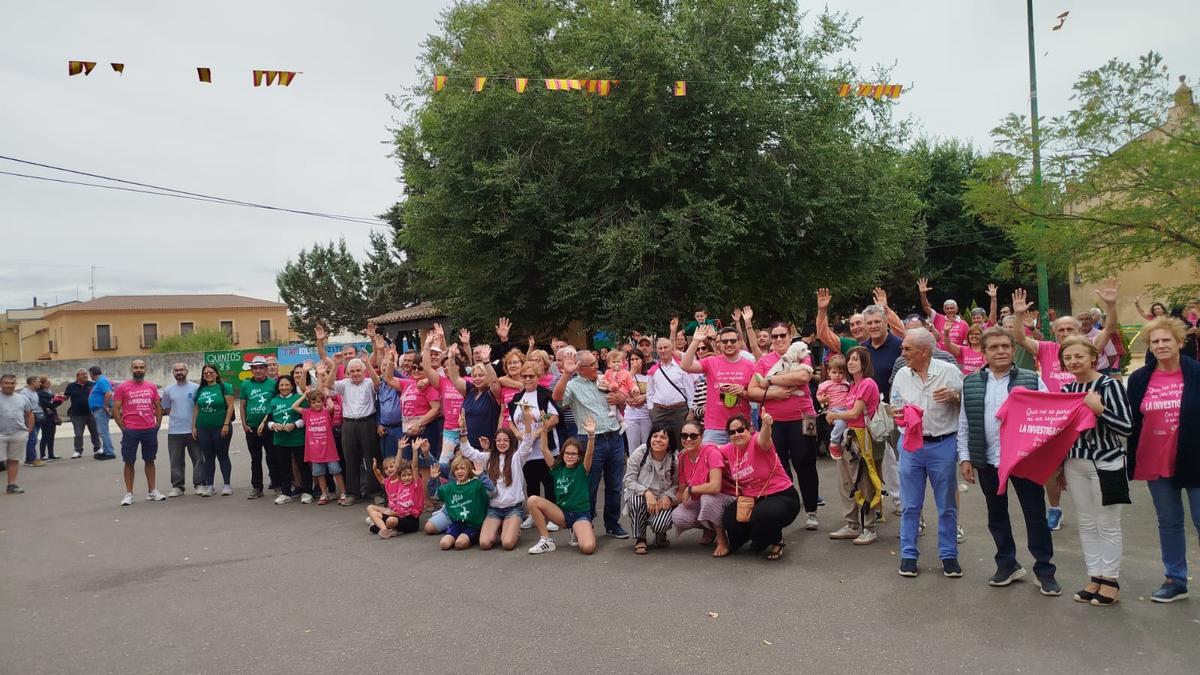 Tapioles de Campos se tiñe de rosa en la marcha contra el cáncer