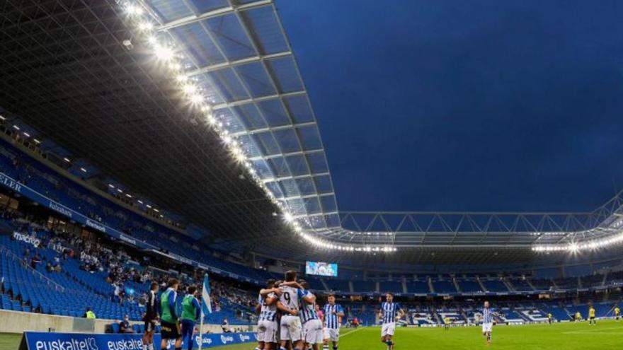Los jugadores de la Real Sociedad B de Xabi Alonso celebran un gol en el Reale Arena.