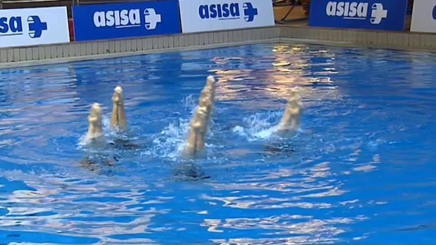 De la piscina al taburete: Así practica el equipo de natación sincronizada