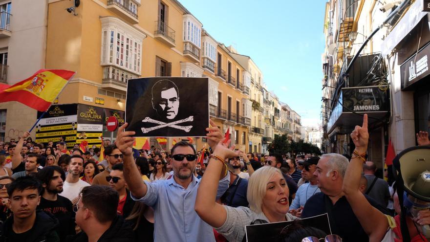 Numerosos manifestantes se trasladan desde el Pompidou a la sede del PSOE en Ollerías