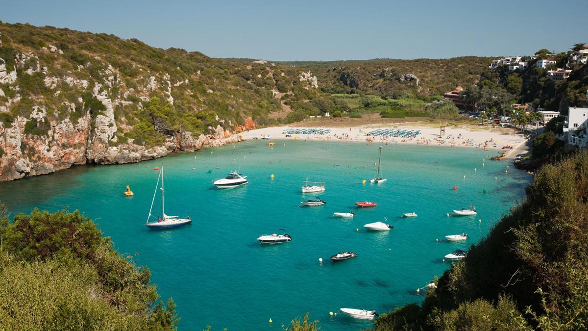 El paisaje de calas y aguas transparentes forma parte inseparable de la identidad de la isla.