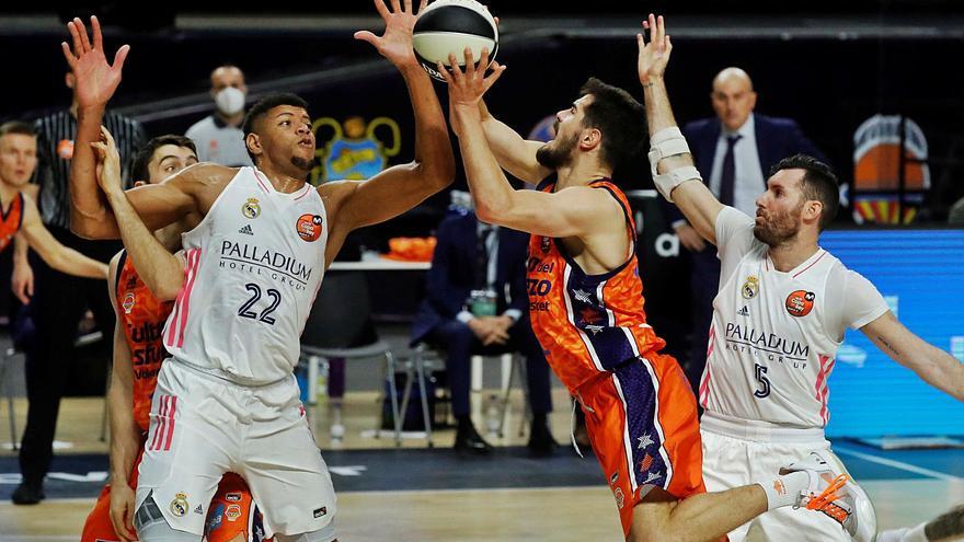 Kalinic lanza a canasta durante el partido de Copa del Rey del pasado jueves en el Wizink Center. | EFE/JUAN CARLOS HIDALGO