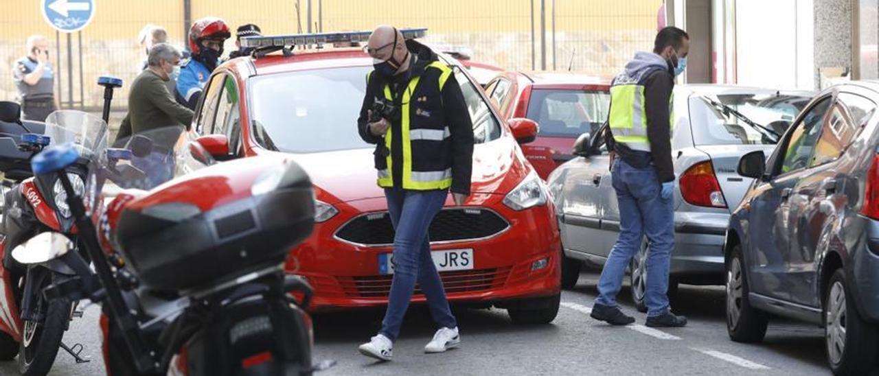 La Policía Local dispara contra un hombre armado con un hacha en Gijón.