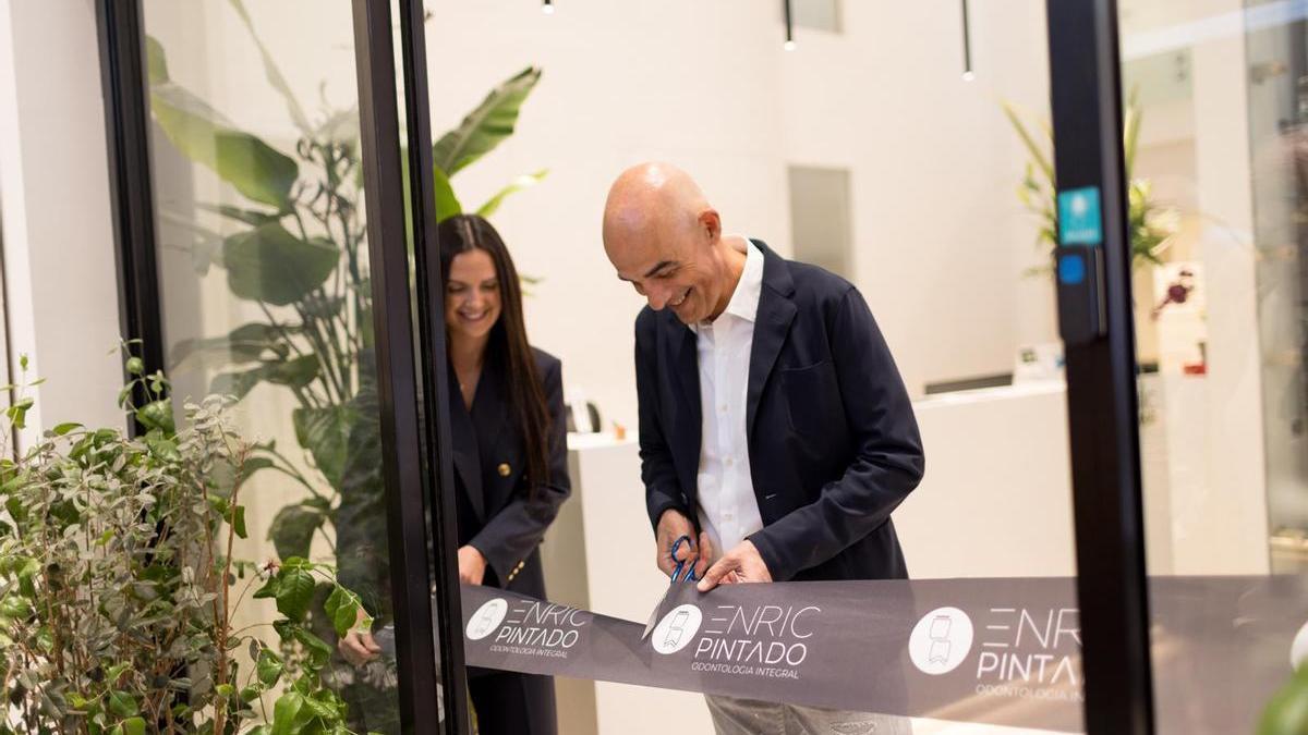 Enric Pintado tallant la cinta durant l’estrena oficial del nou centre de Manresa, que ha ampliat els espais