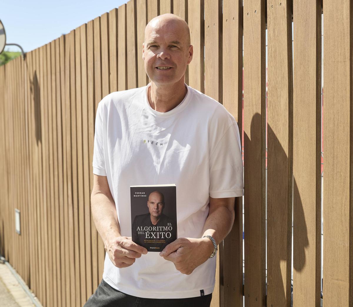 El ex pívot del Barça posa para SPORT en su visita al diario