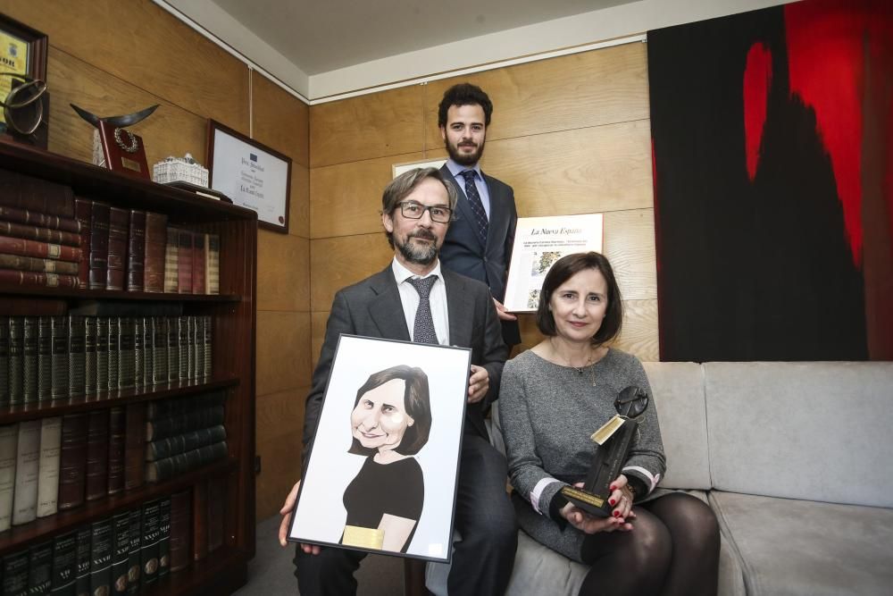 Entrega de "Asturiana del mes" a la científica y experta en vinicultura Carmen Martínez