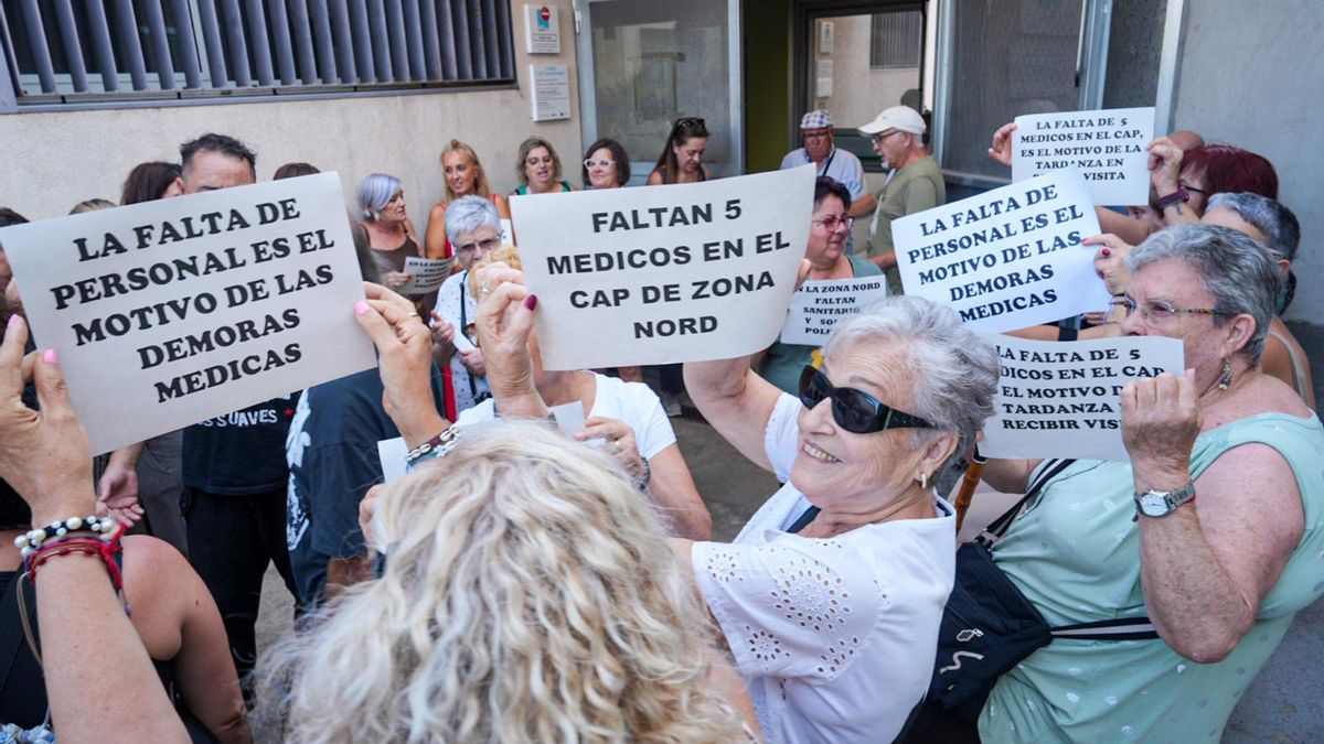 Vecinas de Nou Barris en la manifestación para reclamar que se cubran vacantes y bajas en el CAP de Ciutat Meridiana.