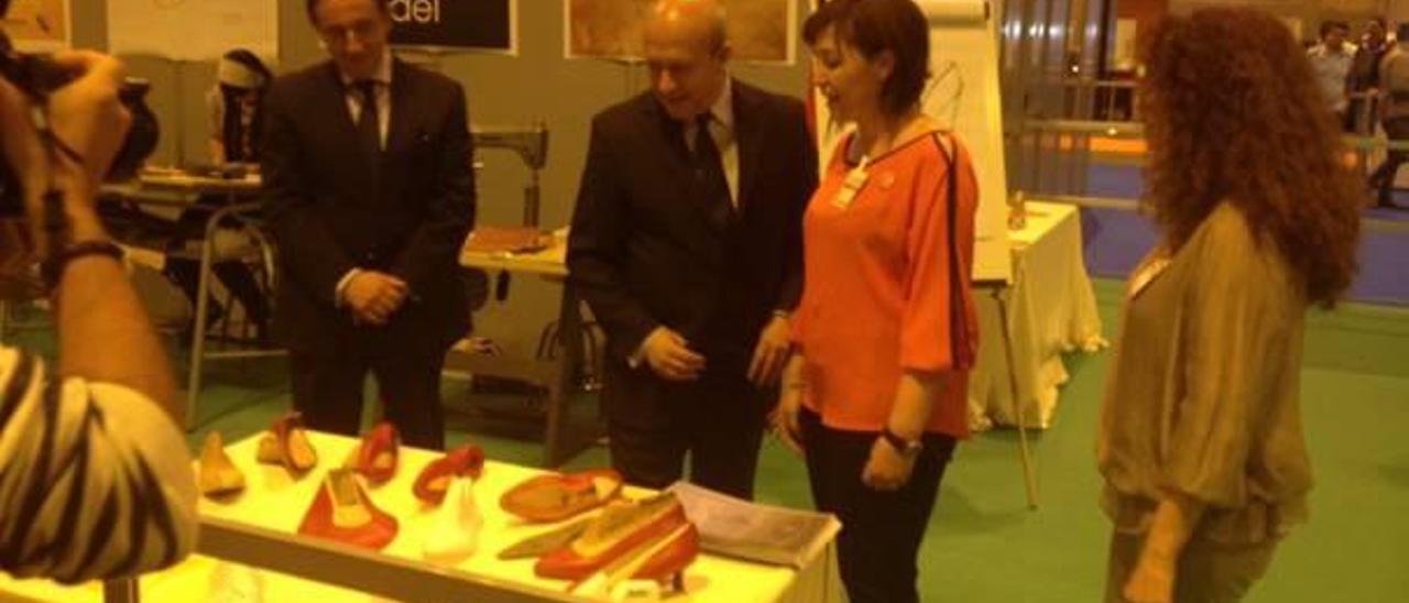 El ministro Wert visitando ayer el estand del IES La Torreta con la profesora María José Soto.