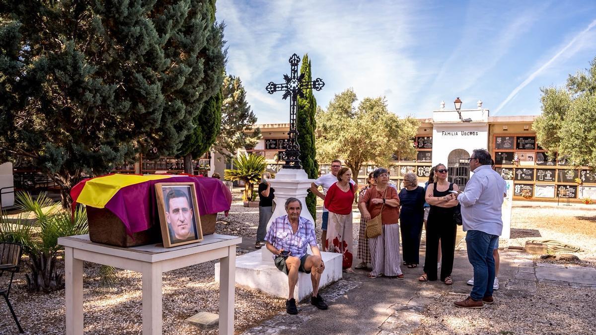 La familia de Eliseo Garrido durante el homenaje en el cementerio de Castelló.
