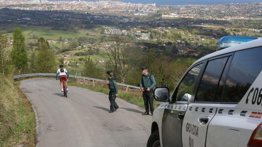 Una pareja de la Guardia Civil, durante sus labores de vigilancia en la bajada del Monte Deva. | Marcos León