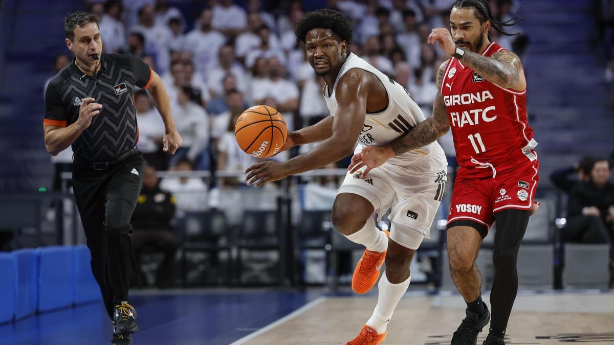 Andrés Feliz, del Reial Madrid, porta la pilota perseguit per Otis Livingston II