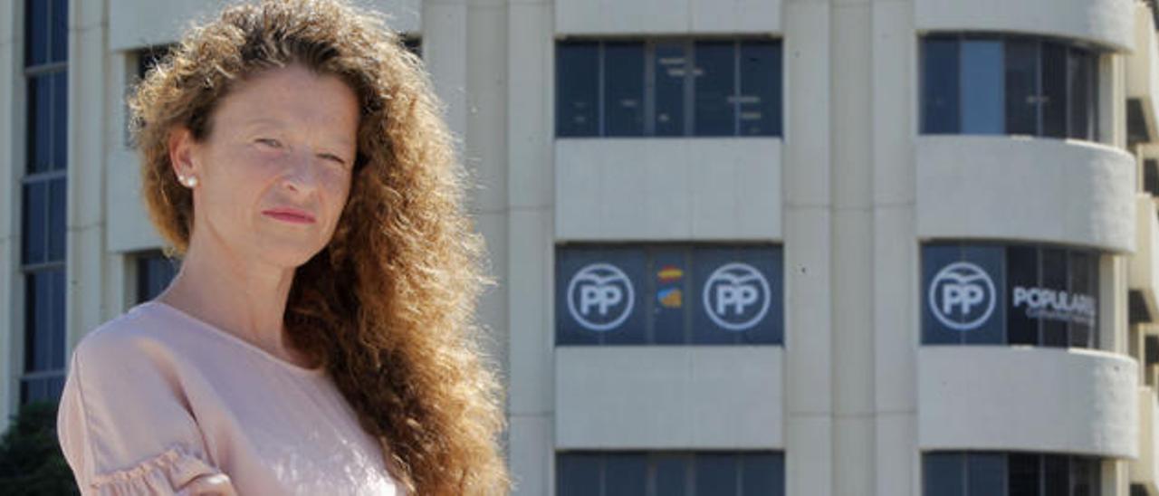 Amparo Zaragozá, ayer, ante la sede del PP en València. Foto: Eduardo Ripoll.