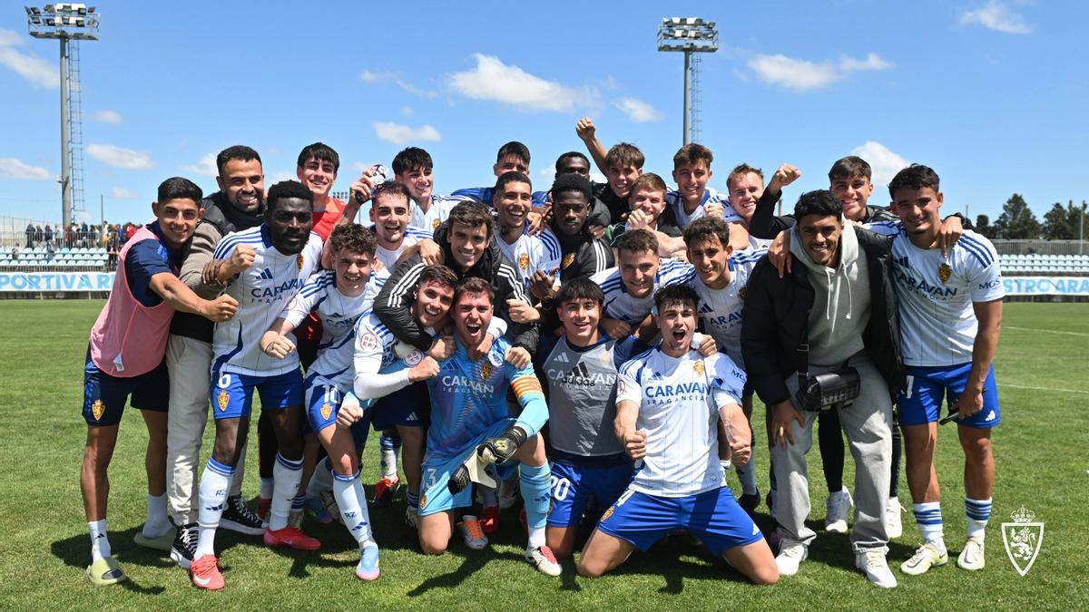 La plantilla del Deportivo Aragón celebra la permanencia
