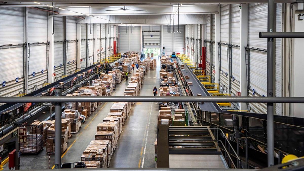 En las entrañas (y operativa) del  km. 0  por el que pasarán un millón de paquetes al día entre el Black Friday y Navidad