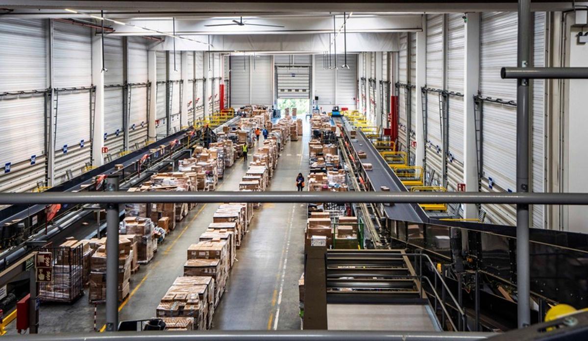 Interior de la nave de GLS en Madrid