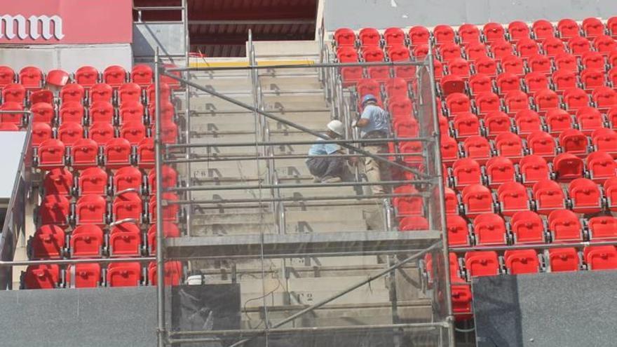 Trabajos en una de las escaleras que darán acceso a la grada.